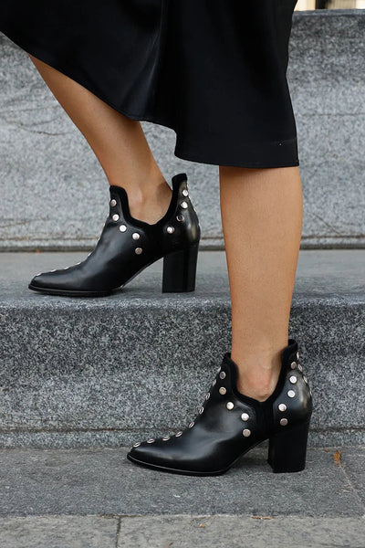 CATERINA | NIETENSTIEFELETTE MIT KLOBIGEM ABSATZ