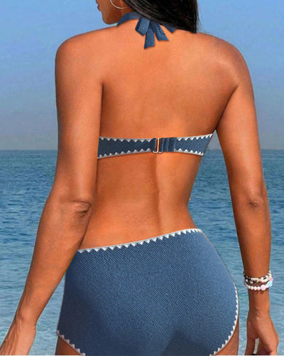 Einfacher urlaubsbikini mit plissiertem neckholder