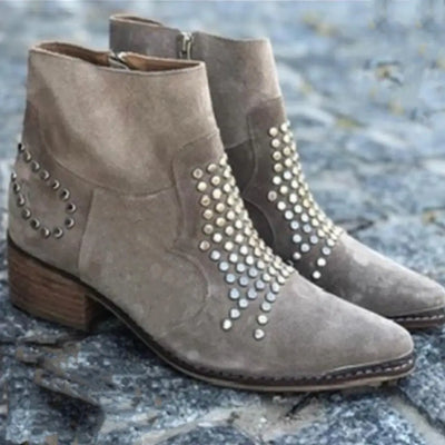 VALENTINA | KNÖCHELHOHE STIEFEL MIT NIETEN