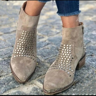 VALENTINA | KNÖCHELHOHE STIEFEL MIT NIETEN