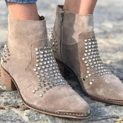 VALENTINA | KNÖCHELHOHE STIEFEL MIT NIETEN