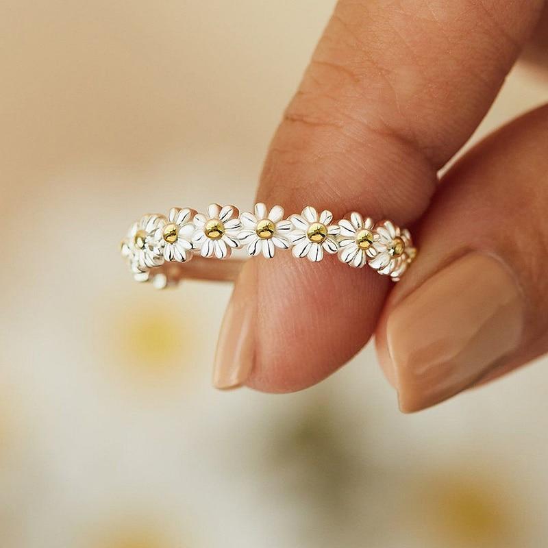Verstellbarer Silberring mit handgemalten Emaille-Gänseblümchen