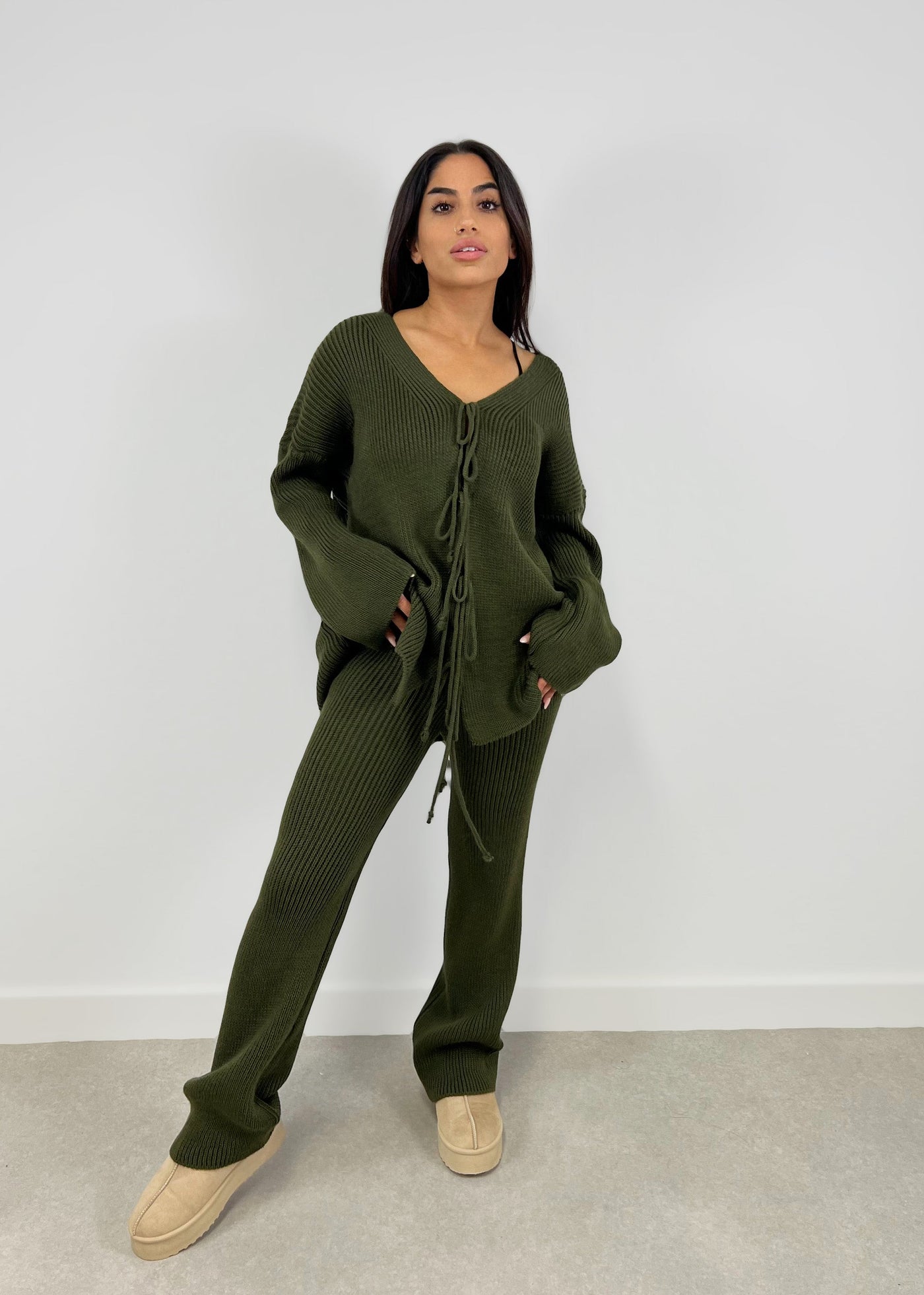 Set aus Cardigan mit Schleifen und Hose