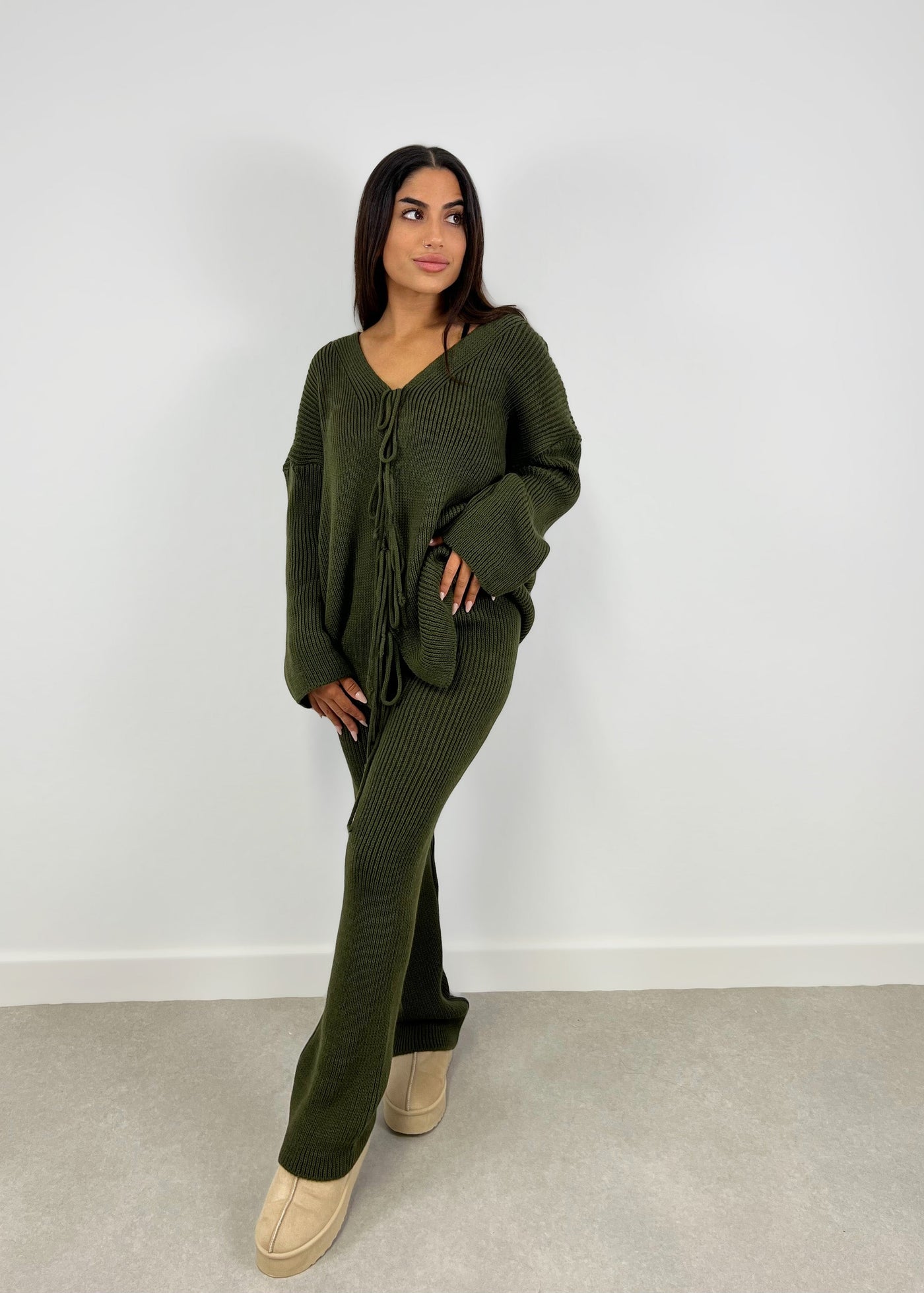 Set aus Cardigan mit Schleifen und Hose