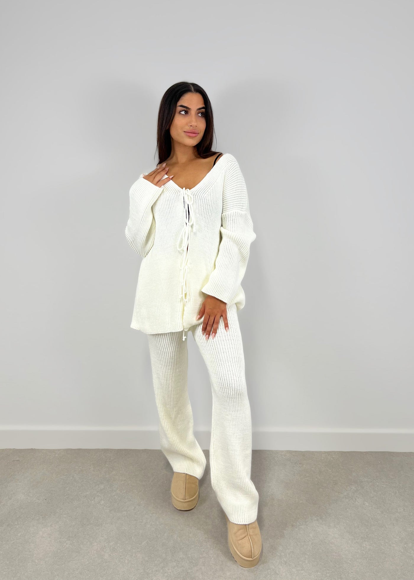 Set aus Cardigan mit Schleifen und Hose