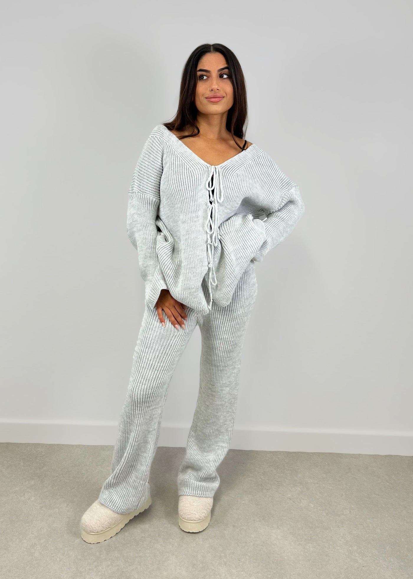 Set aus Cardigan mit Schleifen und Hose