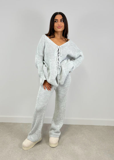 Set aus Cardigan mit Schleifen und Hose
