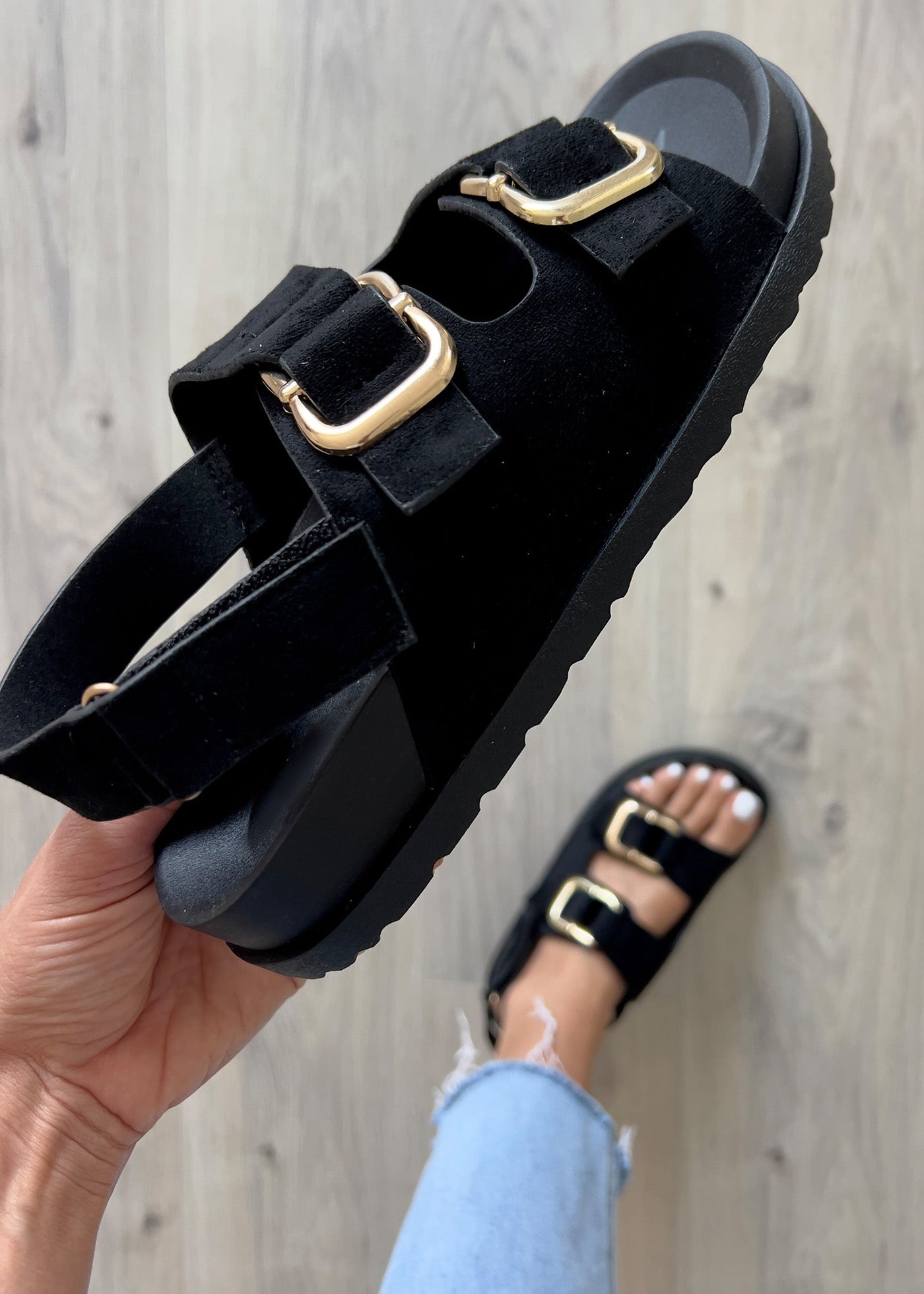 Sandalen mit goldenen Schnallen