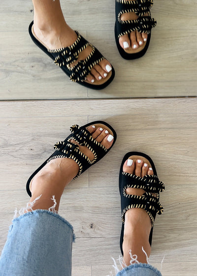 Sandalen mit Kontrastnähten