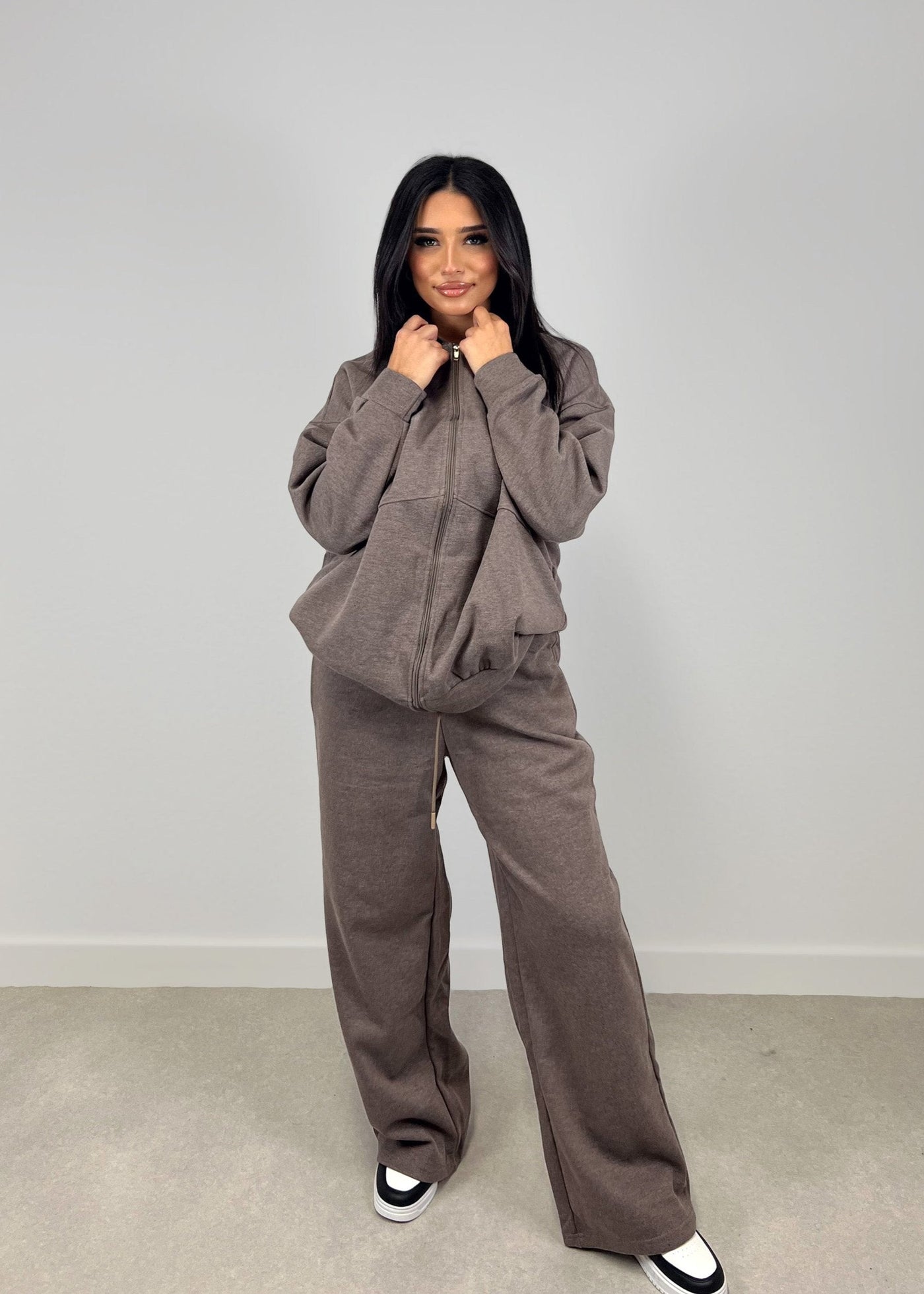 Lounge-Set mit Reißverschlussjacke und weiten Hosen Taupe