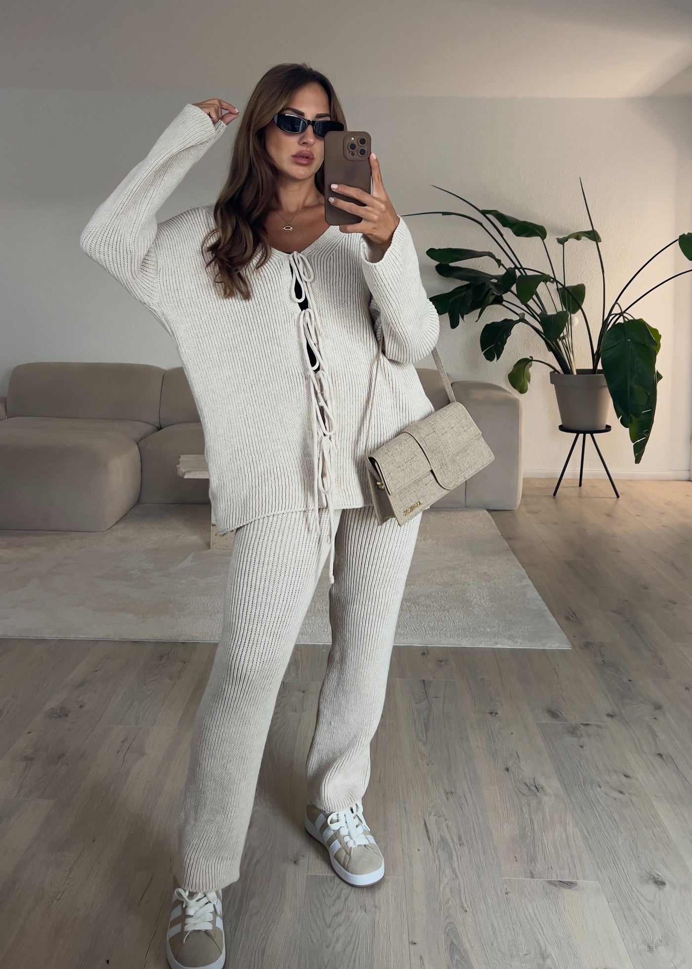 Set aus Cardigan mit Schleifen und Hose