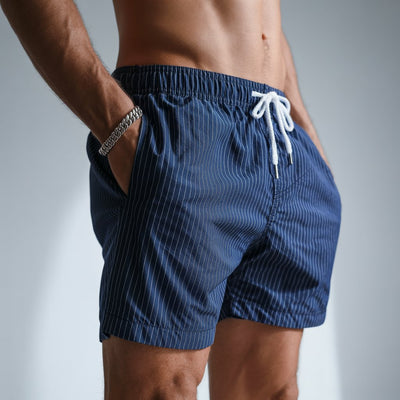 Blau-weiß gestreifte Badehose