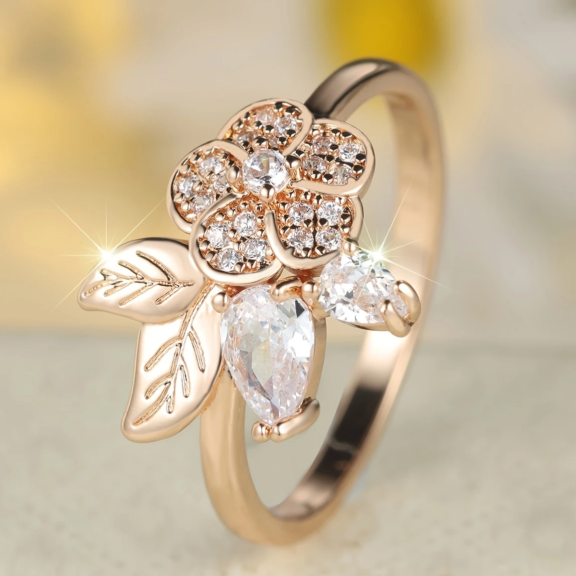 Heller Goldring mit Blüte und Kristallen